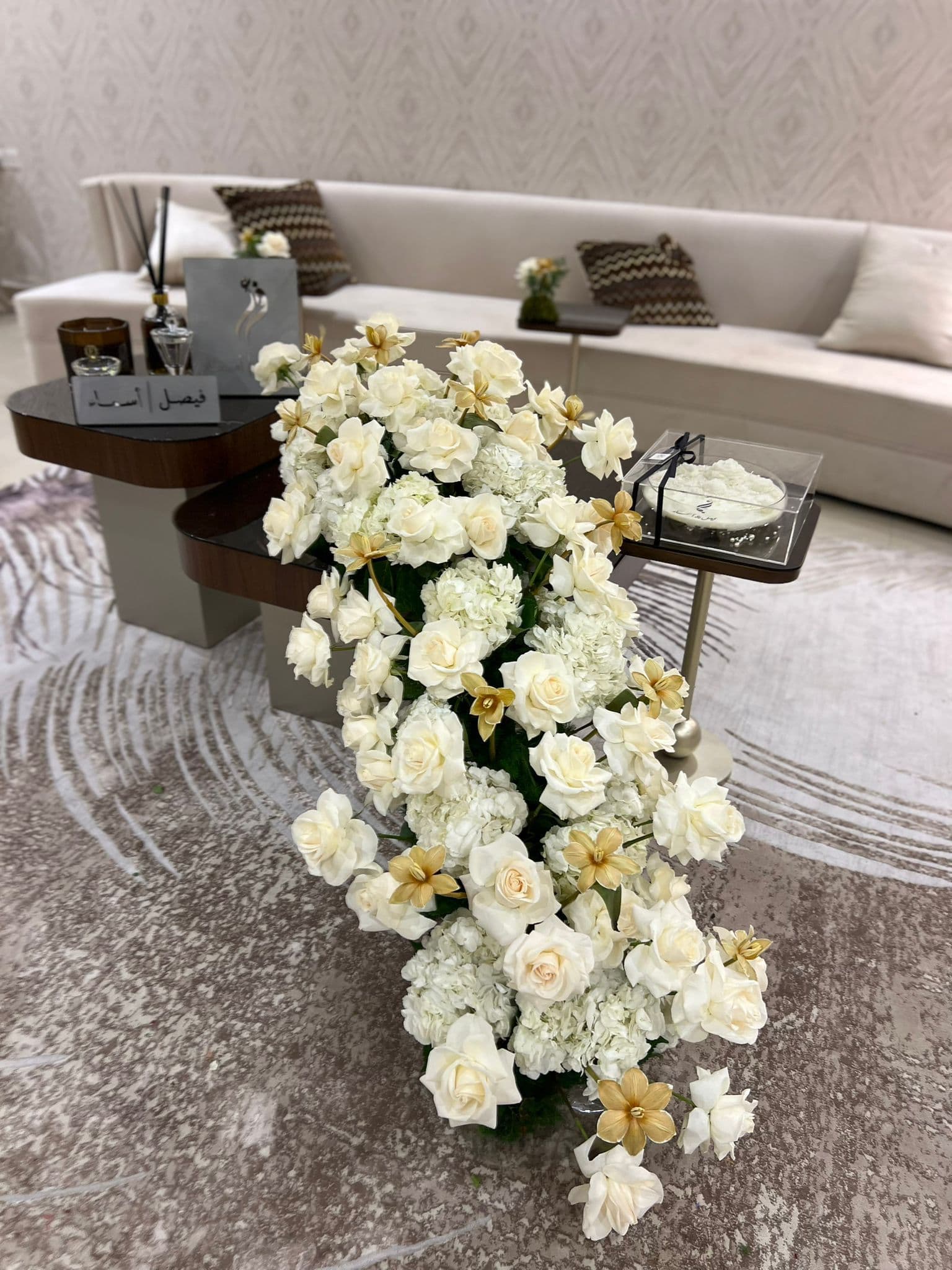 Center Peace is going down natural roses Gory of White 
Hydrangea of White 
Tulip Gold