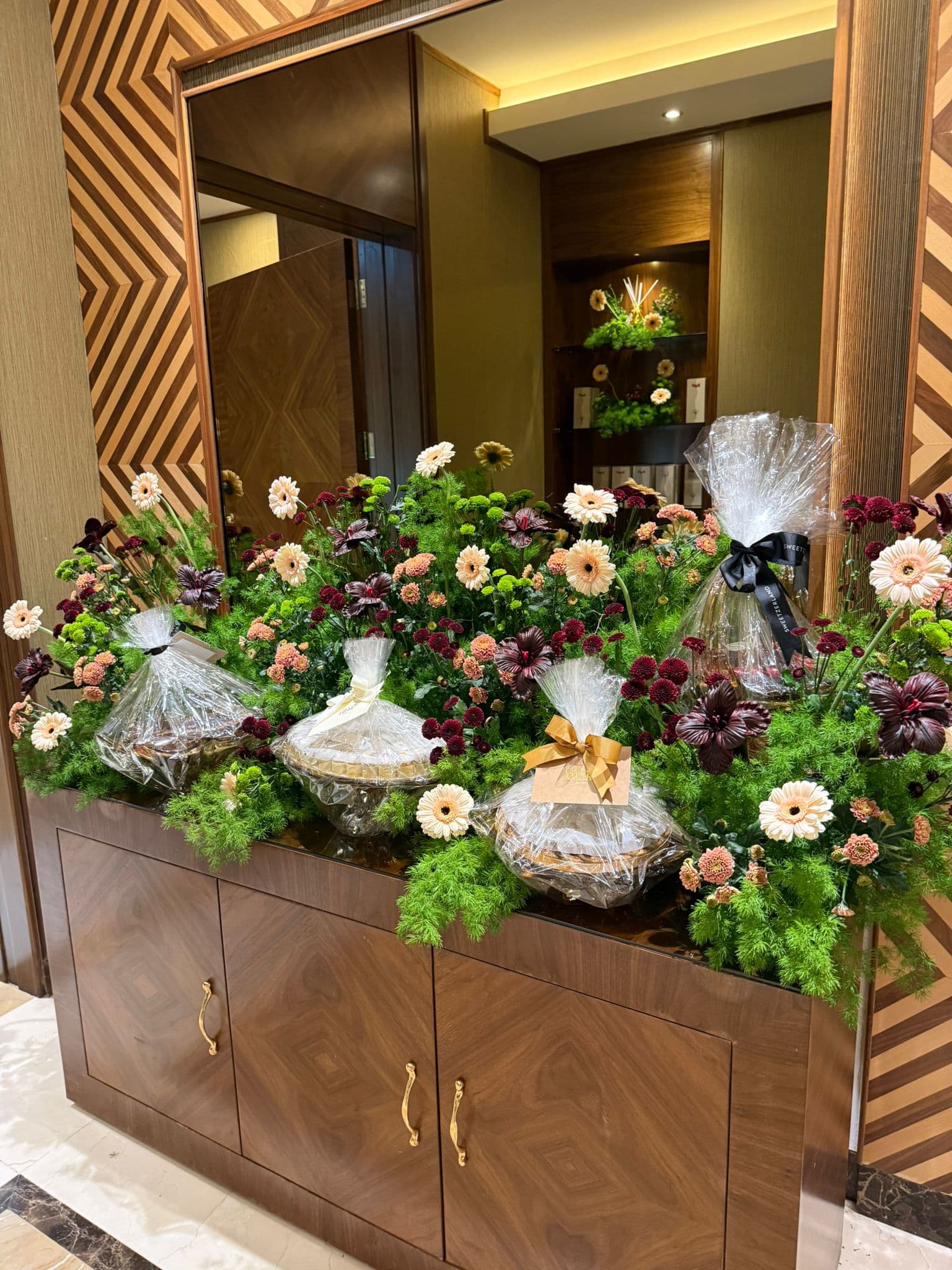 Receiving natural flowers 
1 length solution 
1 medium length 
2 sides length 
Sparks Green 
Gerbera Apricot 
Burgundy Tulip 
Chris Santini Orange 
Cherry Santini Burgundy 
Cherry Santini Green